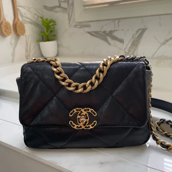Sold Chanel 19 Black Goatskin Medium Bag - Picture 4 of 15